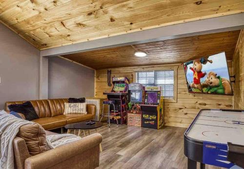 Country Cabin, Fenced area for pets, Hot Tub, Arcade!!!