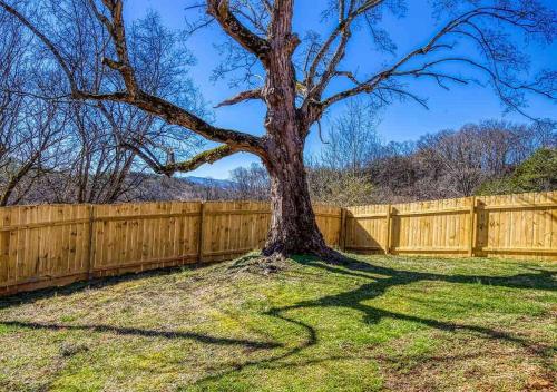 Country Cabin, Fenced area for pets, Hot Tub, Arcade!!!