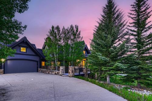 NEW LISTING! Après & Fairway Retreat home - image 2