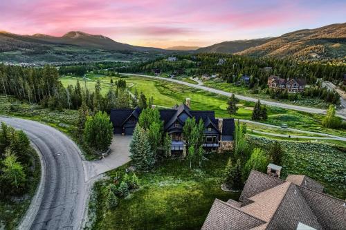 NEW LISTING! Après & Fairway Retreat home - image 5