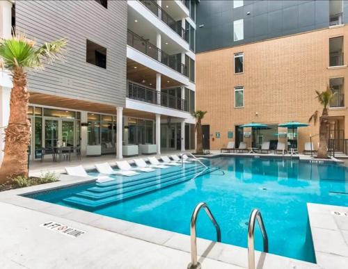 Úszómedence, Stunning Top Floor 2 Bdrm 2 Bath City View Apt King Bed Free Parking Pool Gym near San Antonio Művészeti Múzeum