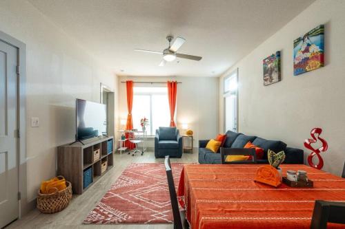 Stunning Top Floor 2 Bdrm 2 Bath City View Apt King Bed Free Parking Pool Gym near San Antonio Művészeti Múzeum