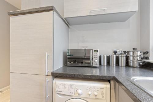 Bright 1-Bed Apartment in Central Birmingham, Birmingham (photo 6)