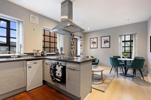 Bright 1-Bed Apartment in Central Birmingham, Birmingham (photo 3)