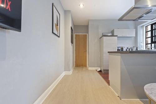 Bright 1-Bed Apartment in Central Birmingham, Birmingham (photo 7)