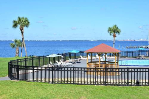 Quality Inn & Suites on the Bay near Pensacola Beach - image 2