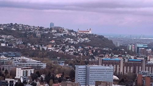 Pretty Nice view Apartment, Private Parking, 8min to center by car, Bratislava