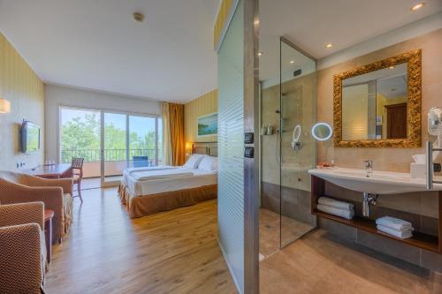 room detail thumbnail 2