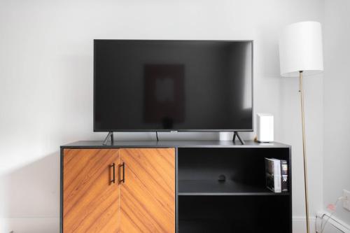 Brighton 2BR w WD by Restaurants Shops BOS-395 in Boston, USA