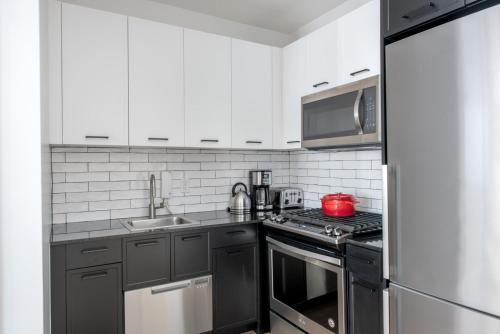 FiDi 1BR w Gym Lounge Complete Gym NYC-500, New York (Foto 6)