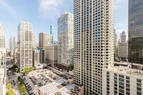 Blueground River North pool doorman wd CHI-1092 in Chicago, USA