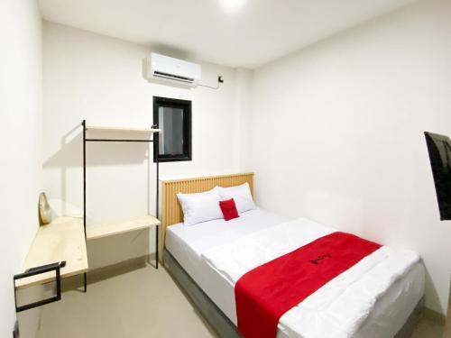 Standard Double Room room in RedDoorz @ Gentan Jakal