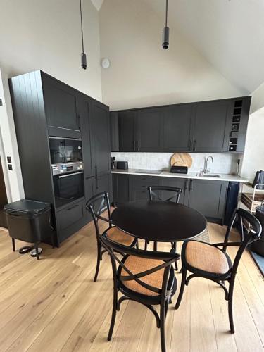 Konyha, 2 Cruck Cottage, Cowbridge in Cowbridge