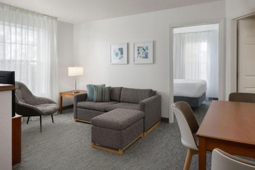 2 queen beds, 1 sofa bed