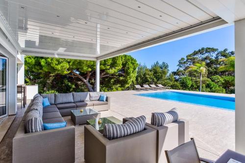 Villa Goldeneye - Luxury 6 Bedroom Villa - image 5