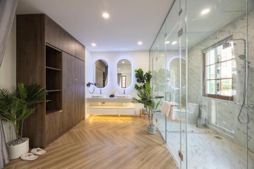 room detail thumbnail 2