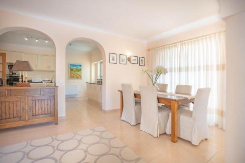 Facilities, 174 Gramacho - Immaculately Presented Villa in Estombar