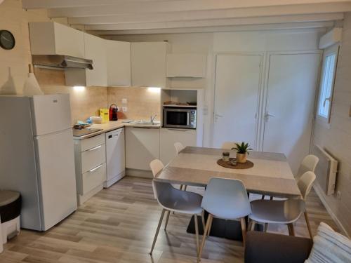 Les Chalets de SAUMUR, Piscine & Parc boise, 100m du CadreNoir in Rue Loucheur