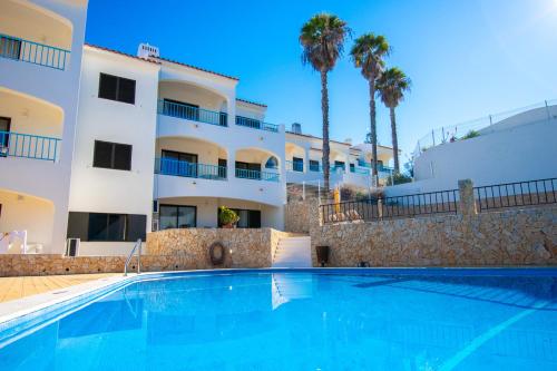 99B Hibiscus - Spacious 2-Bedroom Apartment with Pool Views - image 5