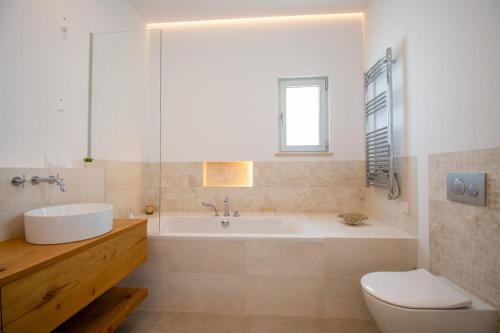 Casa da Lua - Luxury 4-Bedroom Villa with Pool - image 3