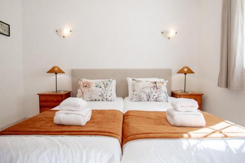 Casa Filipa Lower Floor - Charming 3-Bedroom Villa with Heated Pool - image 5