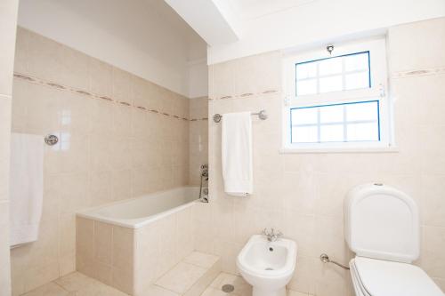 Casa Filipa Lower Floor - Charming 3-Bedroom Villa with Heated Pool - image 2