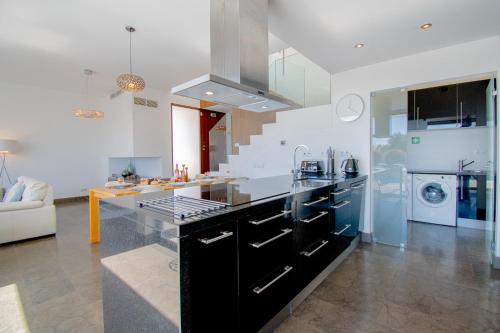Kitchen, Casa Madeira - Spacious 4-Bedroom Villa with Private Pool in Carvoeiro City Center