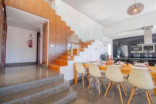 Kitchen, Casa Madeira - Spacious 4-Bedroom Villa with Private Pool in Carvoeiro City Center