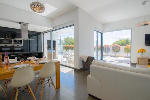 Kitchen, Casa Madeira - Spacious 4-Bedroom Villa with Private Pool in Carvoeiro City Center