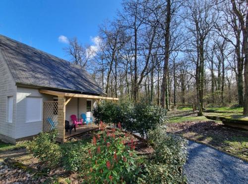 Facilities, Les Chalets de SAUMUR, Piscine & Parc boise, 100m du CadreNoir in Rue Loucheur