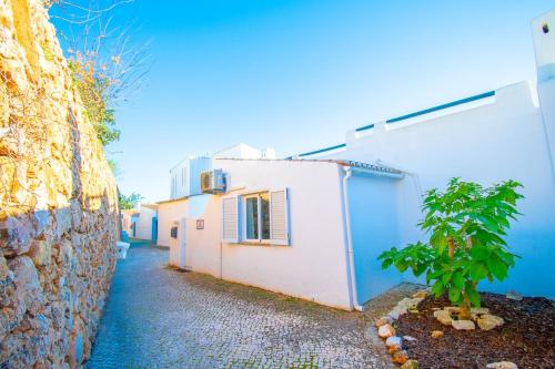 C65 Quinta do Paraiso - Charming 2-Bedroom Bungalow in Carvoeiro City Center