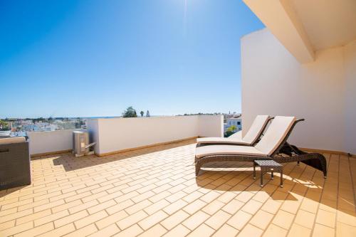 Casa Filipa Full house - Spacious Villa with Private Pool & Jacuzzi - image 2