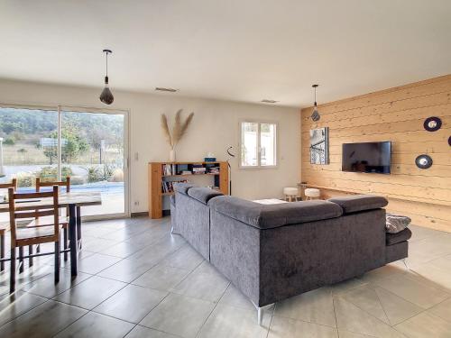 Le point BE - Magnifique villa avec piscine chauffée - de mai à septembre - pour 6 personnes (Le point BE - Magnifique villa avec piscine chauffee - de mai a septembre - pour 6 personnes) in Ornaisons