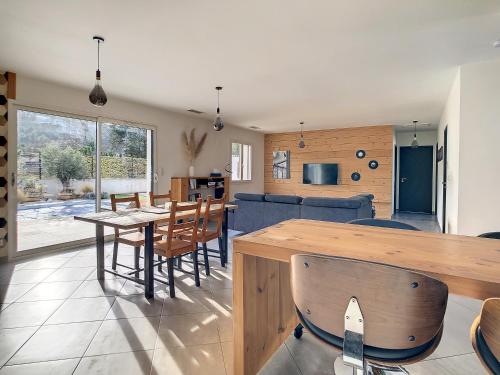 Konyha, Le point BE - Magnifique villa avec piscine chauffée - de mai à septembre - pour 6 personnes (Le point BE - Magnifique villa avec piscine chauffee - de mai a septembre - pour 6 personnes) in Ornaisons