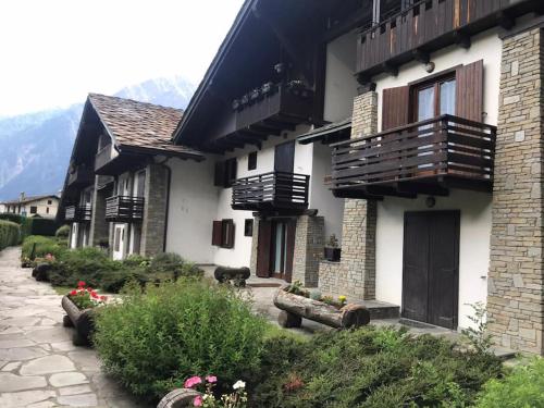 Courmayeur 2BR 2BA Terrace, Amazing View & Parking in 拉薩克斯