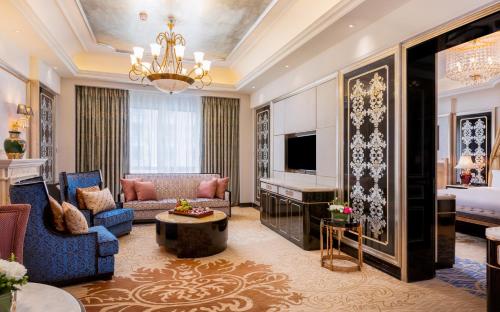 One-Bedroom Suite with Club Lounge Access image 2