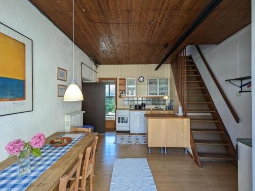 Grande maison de campagne avec jardin et cheminée près d'une plage - FR-1-591-634 (Grande maison de campagne avec jardin et cheminee pres d'une plage - FR-1-591-634) in Lurais