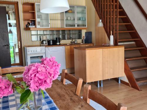 Grande maison de campagne avec jardin et cheminée près d'une plage - FR-1-591-634 (Grande maison de campagne avec jardin et cheminee pres d'une plage - FR-1-591-634) in Lurais
