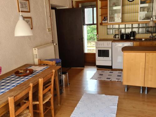 Grande maison de campagne avec jardin et cheminée près d'une plage - FR-1-591-634 (Grande maison de campagne avec jardin et cheminee pres d'une plage - FR-1-591-634) in Lurais