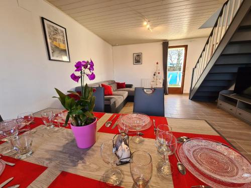 Gîte familial avec piscine partagée, terrasse et WiFi - FR-1-591-635 gîte à louer Les Bindés