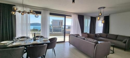 Three-Bedroom Apartment with Terrace room in Apartments Mark 2