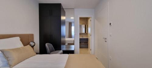 Three-Bedroom Apartment with Terrace image 9