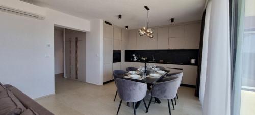 Three-Bedroom Apartment with Sea View image 4