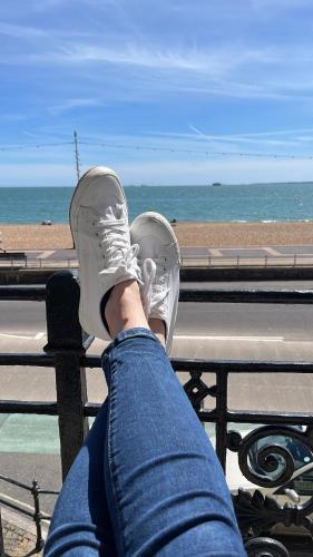 Beach from the Balcony, ensuite and private parking - Portsmouth
