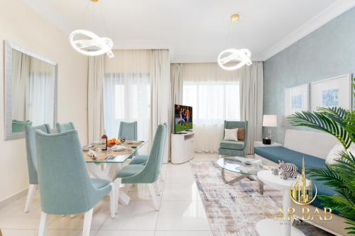 Damac Maison Mall Street - Luxurious 3BR - Stunning Burj Khalifa View - Just 2 minutes walk from Dubai Mall, Dubaj