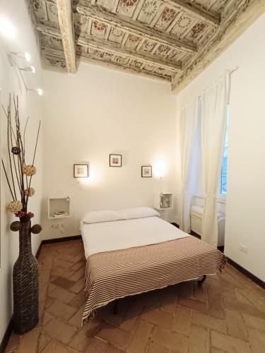 Piccolo Trevi Suites - Tap to explore photos