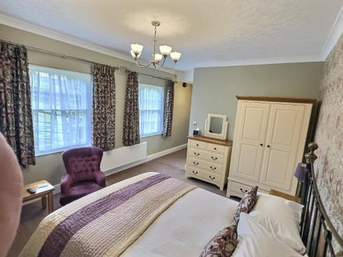 1 queen bed, 1 sofa bed