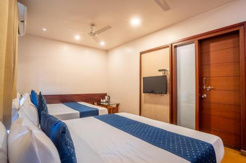Deluxe Family Room (Sanitized) image 10