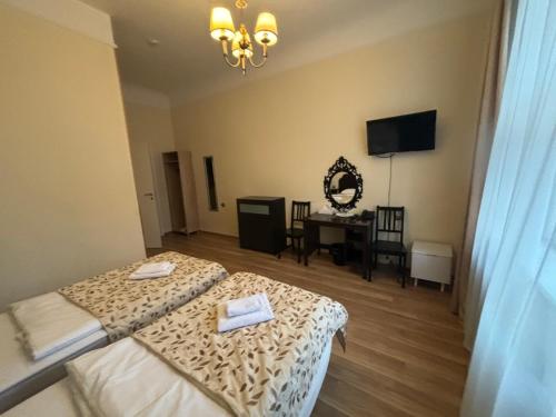 Twin Room image 10