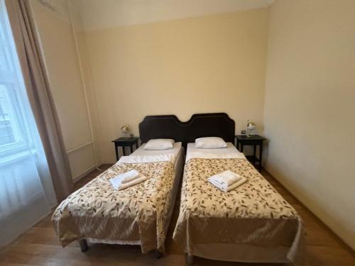 Twin Room image 9